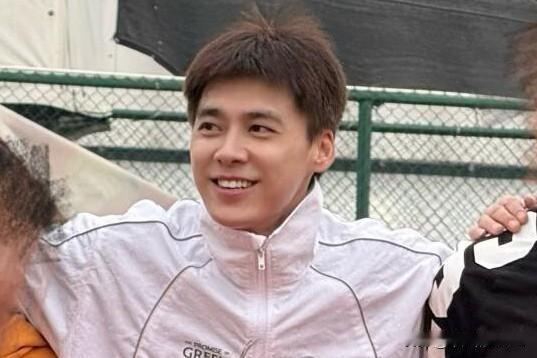 11月29日，李易峰现身成都某球场踢足球，网友们纷纷晒出了与他的合照。他上身