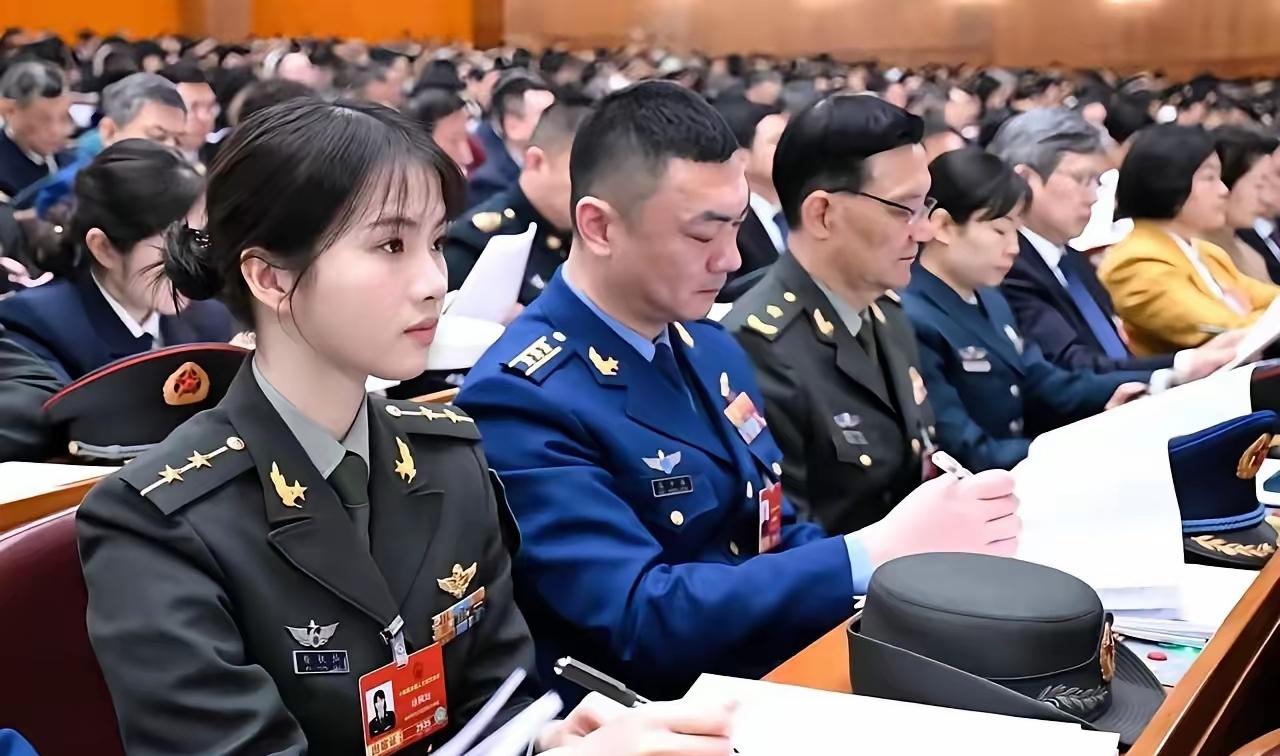 同框了。难得一见的画面，陆军航空兵女飞行员和空军金头盔飞行员同桌而坐……陆军中尉