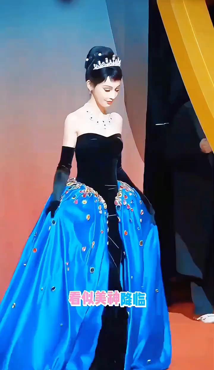 她在大腿内侧贴了20个暖宝宝忍受零下酷刑，却在头顶剪了个狗啃刘海主动冒险。你以