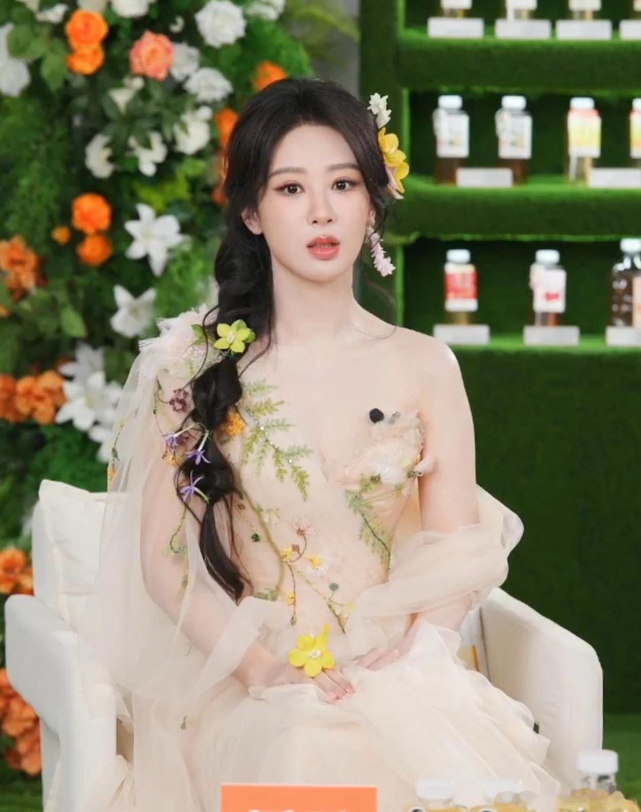 杨紫直播营业随截，今天是花仙紫，这造型大家打几分？