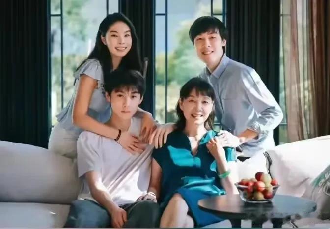宗庆后7个孩子4个妈，72岁还在谈恋爱，他的原配是施幼珍，第二个妻子是重婚，05
