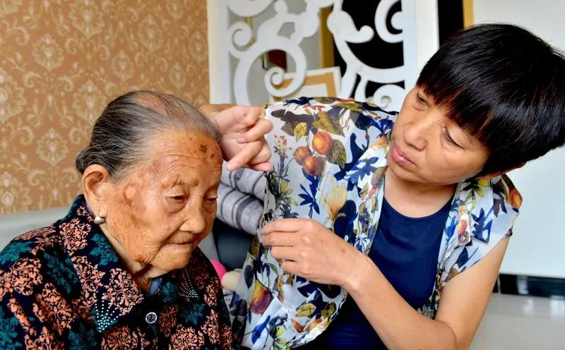 一位六十四岁的退休女教师无限感慨地说，现在的年轻人确实会享福了。她的公公婆婆在世