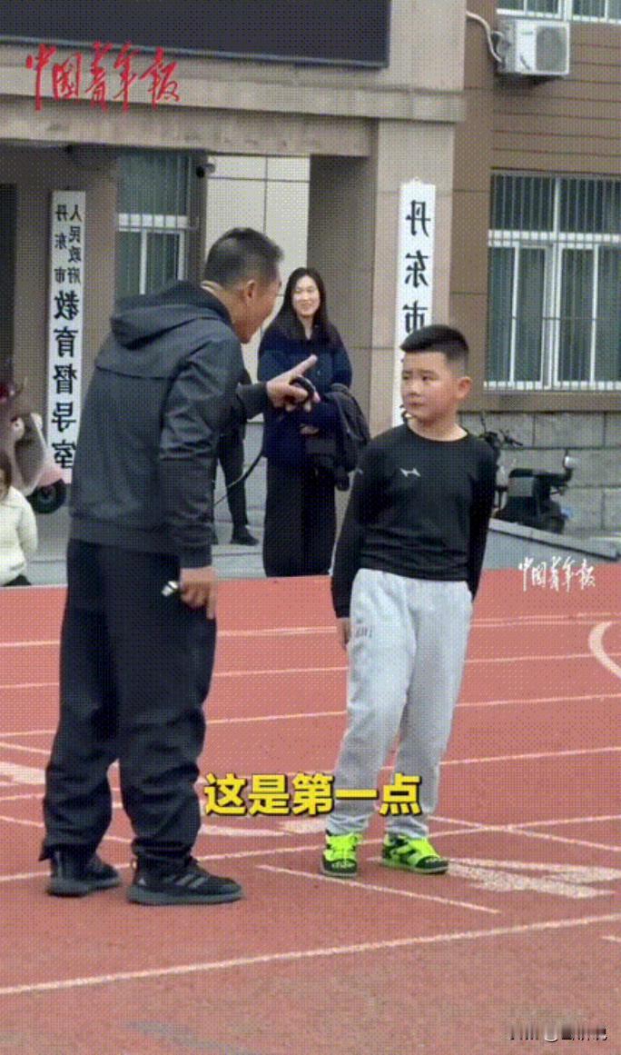 辽宁丹东，女子送儿子去练体育，这天来接孩子训练时，却正好看到教练在批评孩子，甚至