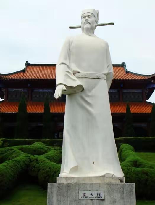 1282年，文天祥被押往刑场，一刀毙命，妻子欧阳氏赶来收尸，小心替他整理衣服，不