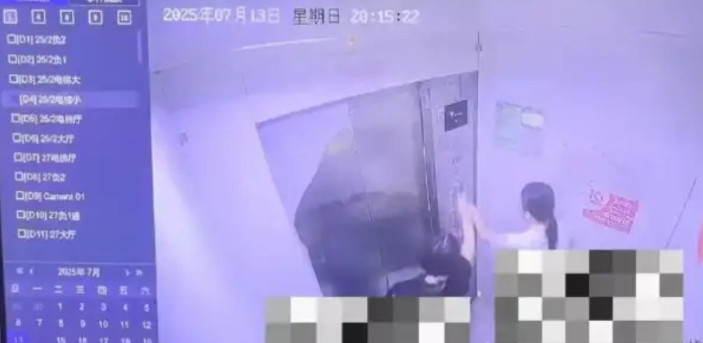 四川省南充，一个小区内，就上演了这样一个惊魂时刻。电梯里一共4人，一位年轻女士，