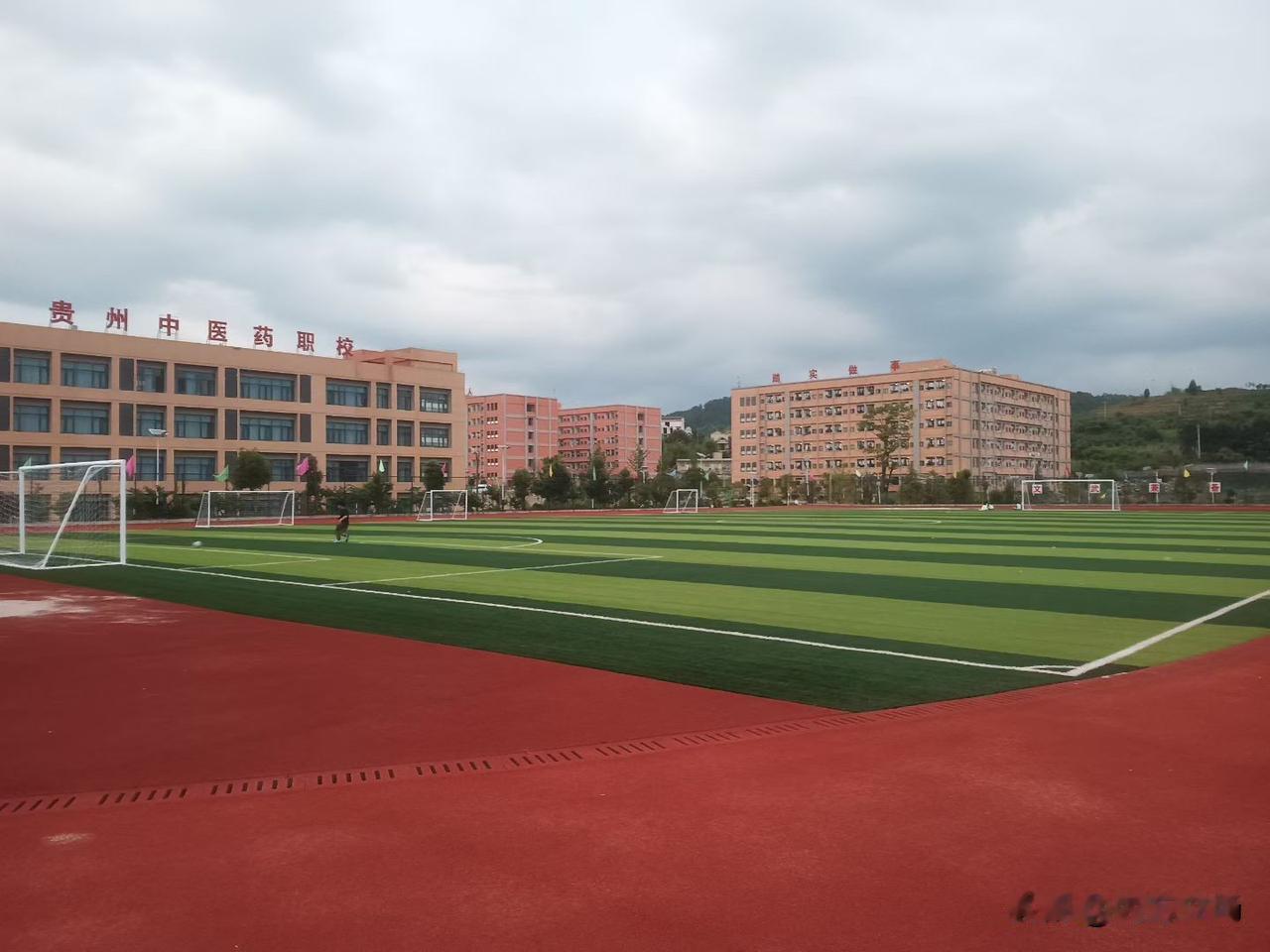 初中毕业，择校需要谨慎，学校一字之差区别很大。读中职学校与读技工学校到底有什么区