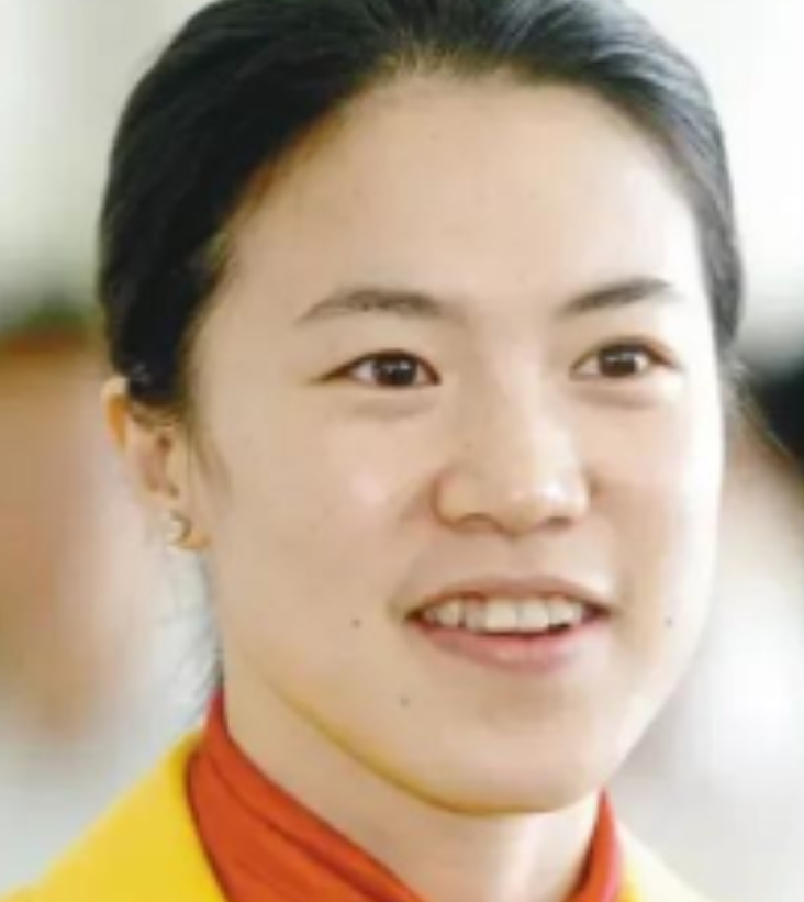 主持人问马龙：“在国乒队里，你最怕的人是谁？是不是刘国梁？”马龙摇摇头：“不是，我最怕王楠。”这话刚