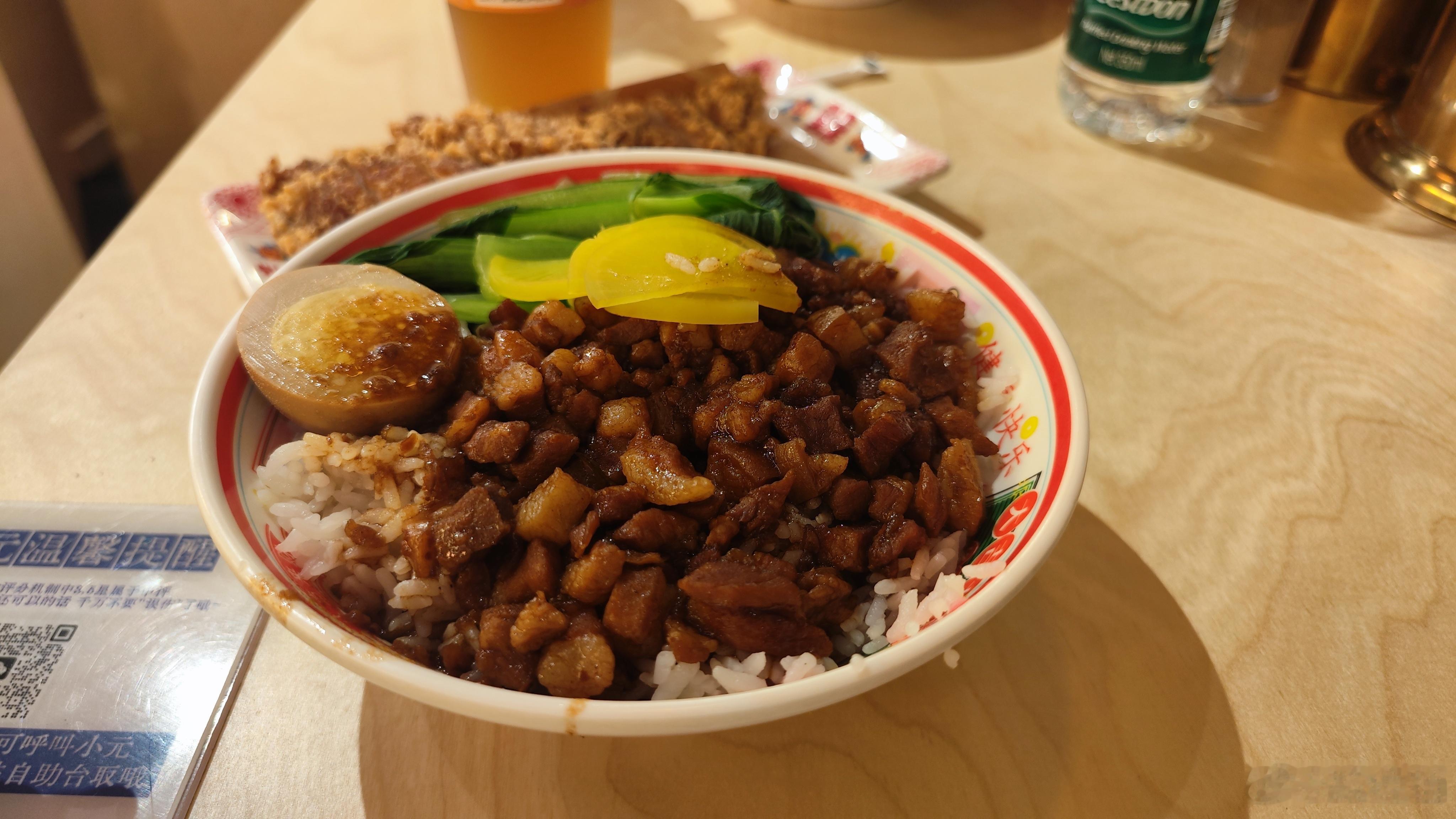 埋头苦吃美食羡慕日本球迷羡慕坏了，吃了个卤肉饭已经发了个4：0