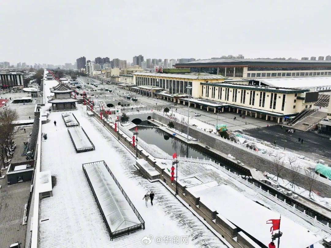 【实现了！#西安护城河历史性实现地上整体贯通#】1月20日，随着西安市护城河及环