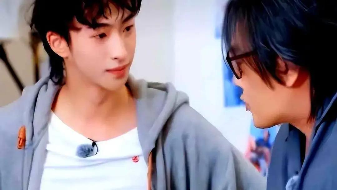 庾澄庆没去儿子生日。他说当爹的爱不用靠打卡。这话听着硬，但想想，很多爹确实这样。