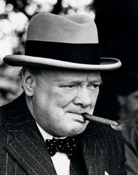 英国首相丘吉尔虽活到91岁，但实际上他并不具备长寿条件，他嗜烟嗜酒如命酷爱抽雪茄