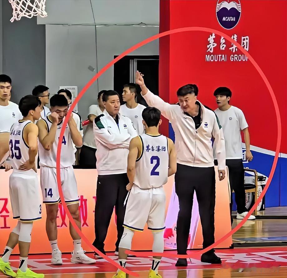 我说杜峰杜指导，你可长点心吧！以后当众训斥当徐杰的事还是别做了。陕西四大名酒杯