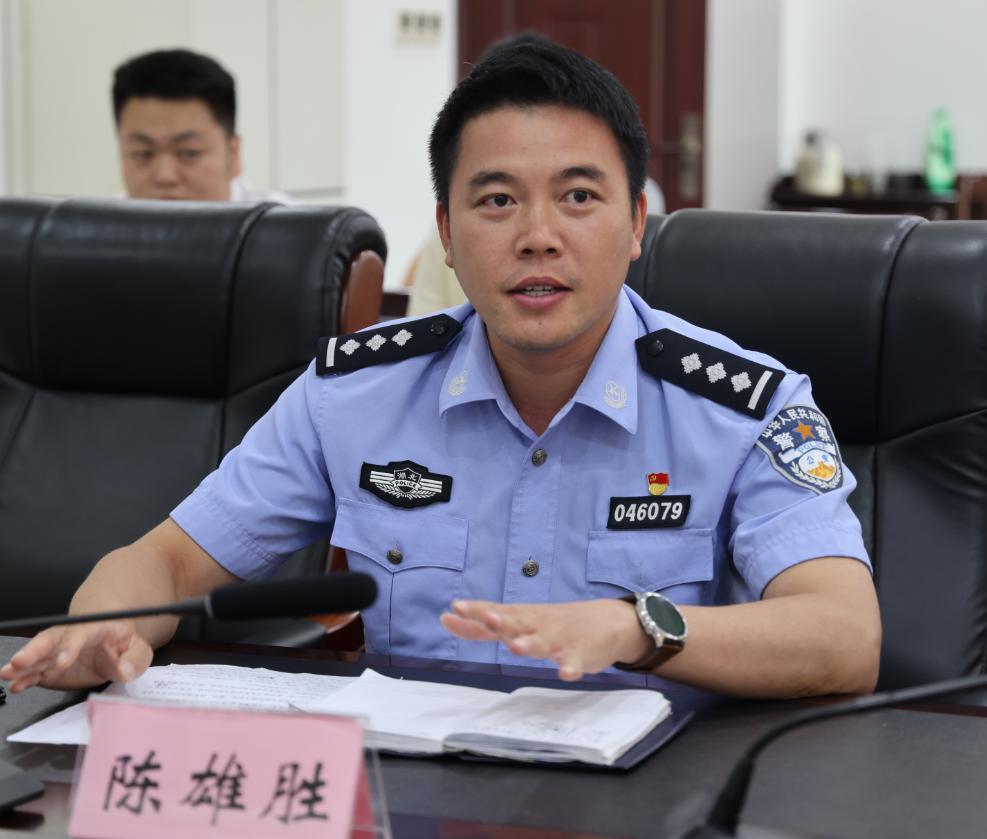陈雄胜，广东茂名人，曾是特种兵，参加过国庆60周年大阅兵。2009年12月参加