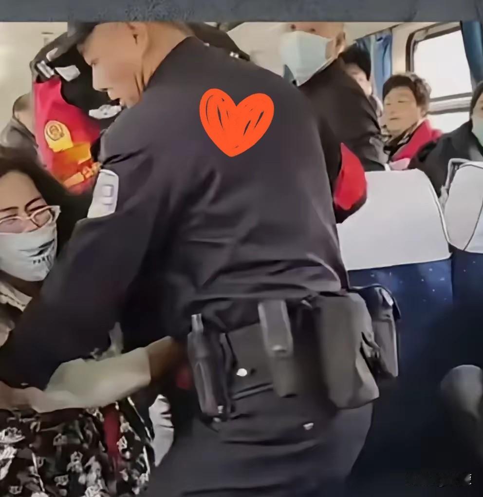 火车霸座现场引全网怒赞！学生买座被站票女子强占，软求半天无果，结局太解气