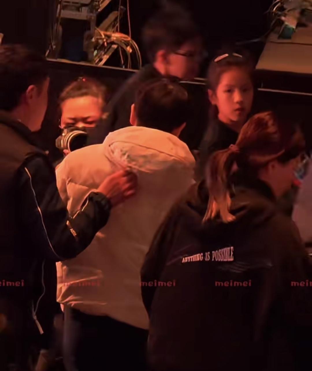 邱贻可急得在场边跺脚，孙颖莎却跟别人聊得火热。这师徒俩的默契，全藏在比赛结束后