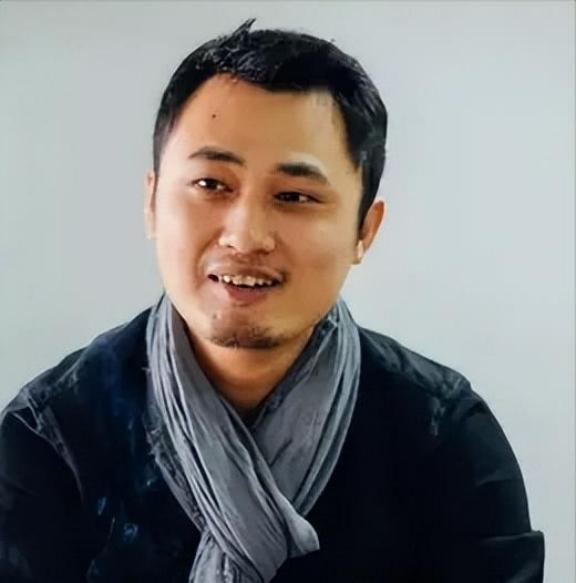 2015年，月薪只有5000的“二混子”正在上班，突然手机提示到账147万，几天