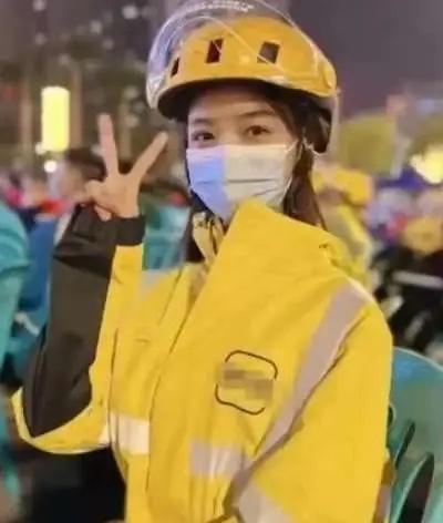 “脸都不要了！”上海，一00后女骑手给一20岁男顾客送餐，对方见她长得漂亮，便给