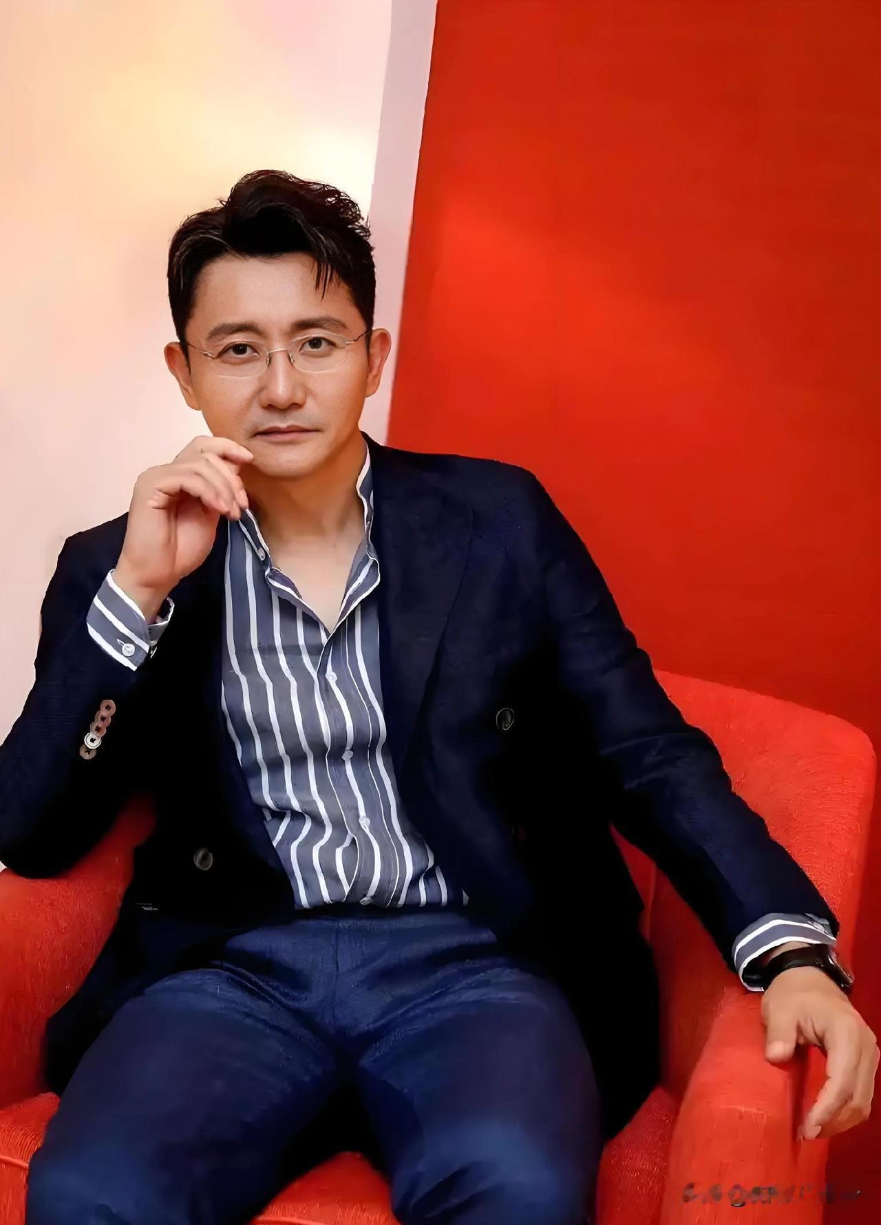 电视剧《灼灼韶华》，我发现夏元有一个习惯，就是他每次坐车出门时，总会在车