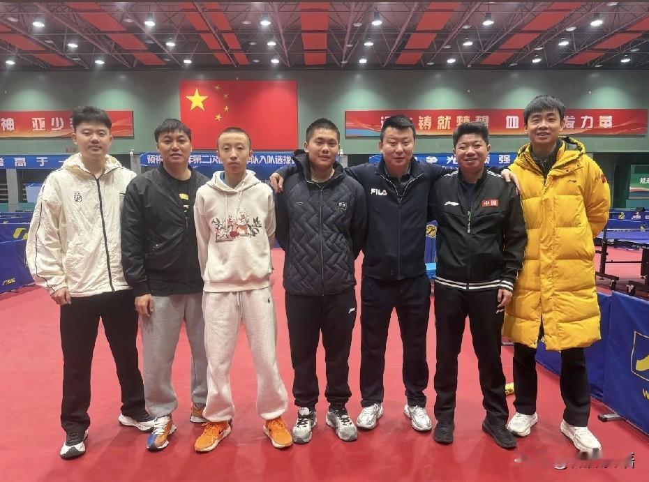 周启豪这是回广东了吧，看来是昨天跑完一万米，大家就放假了吧。刚刚看到张超发抖音