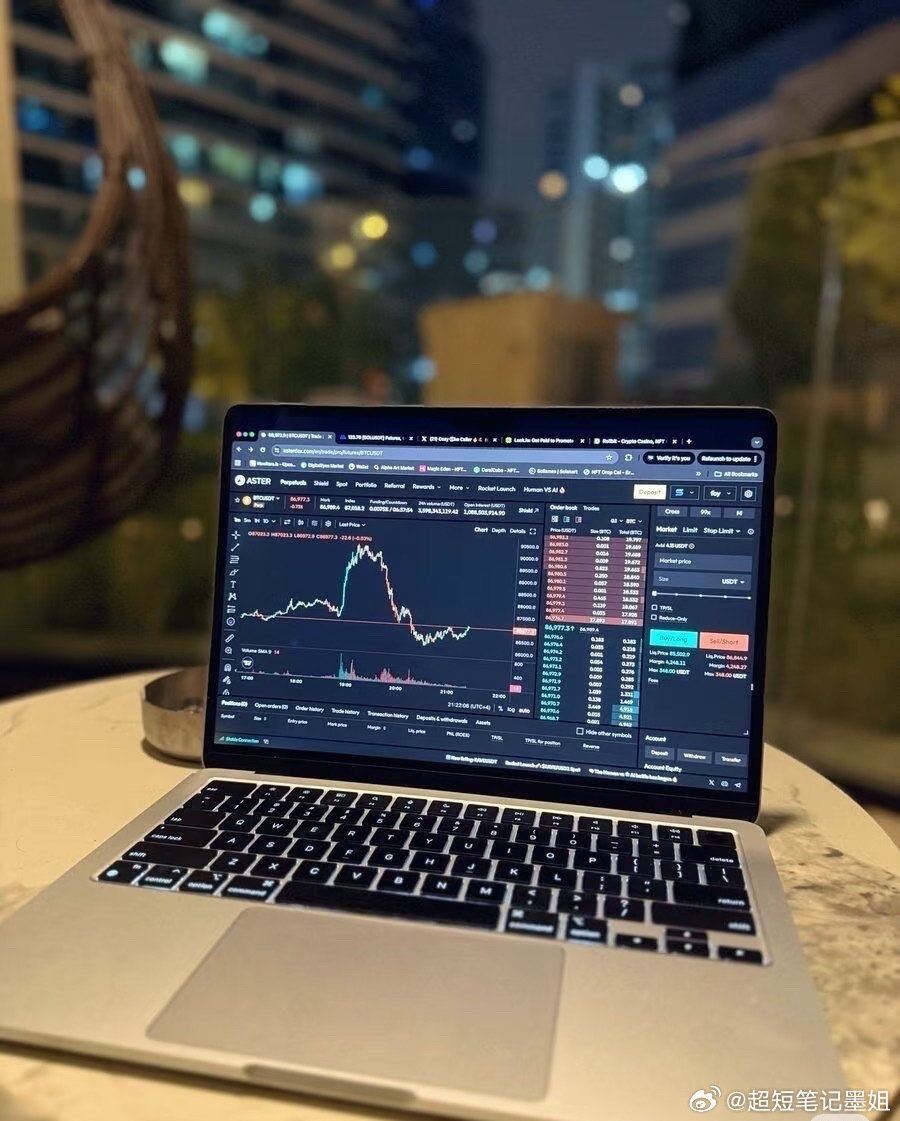 股市里的三大纪律八项注意三大纪律：一、不满仓，永远留有余地。手里永远要有现金，跌