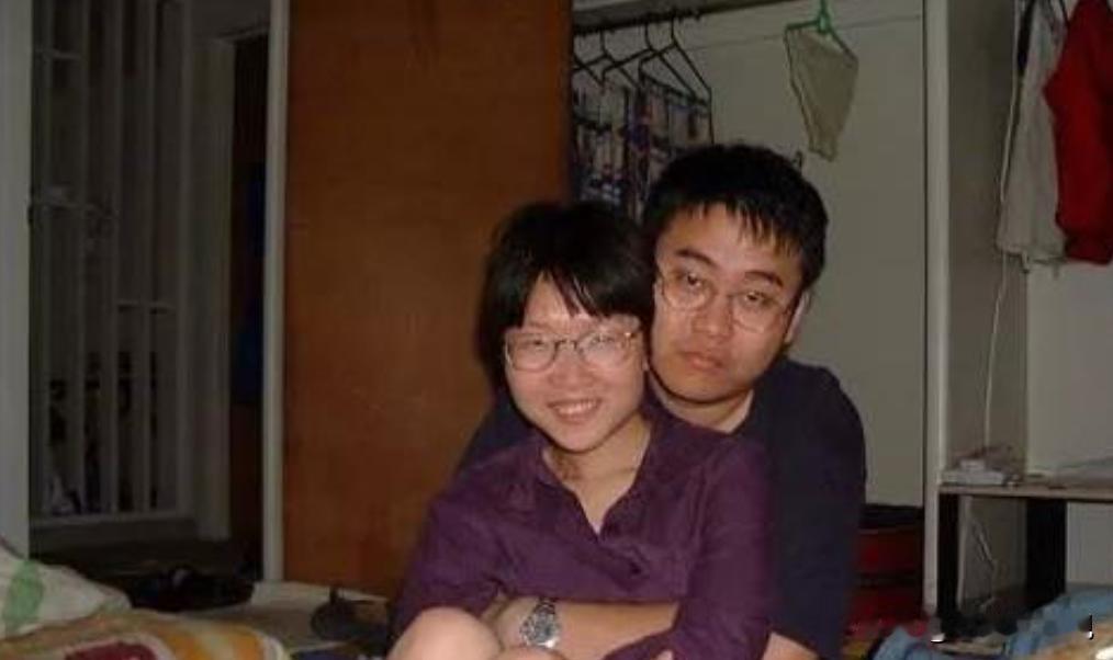2005年，清华女博士，趁丈夫熟睡时，用手枪亲手结束了丈夫的生命，之后，她还与丈