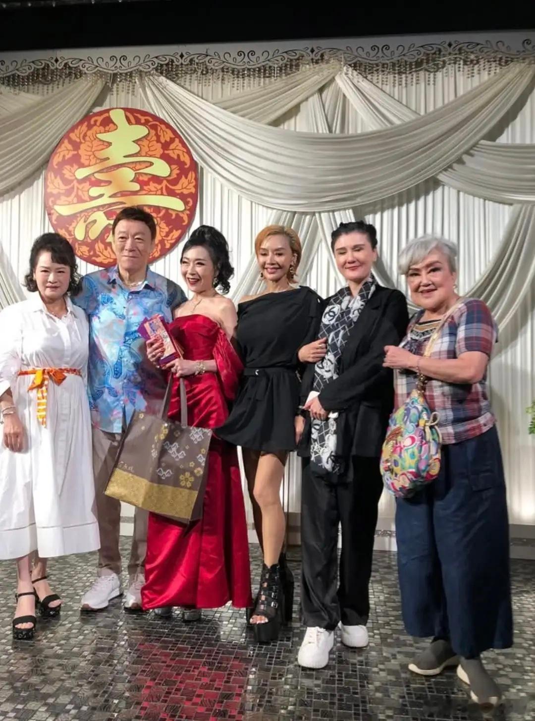 魏秋桦67岁生日大摆筵席，穿红色晚装风韵犹存，老戏骨齐聚好热闹！​​​