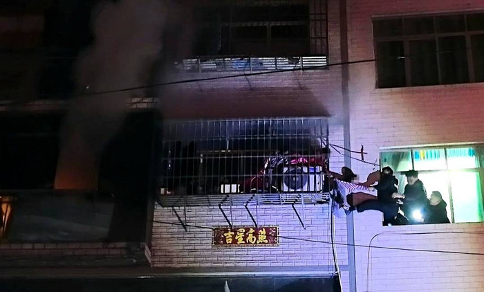 勇破窗救三命！四川平昌辅警苟瑞锋：没多想，就是快救人