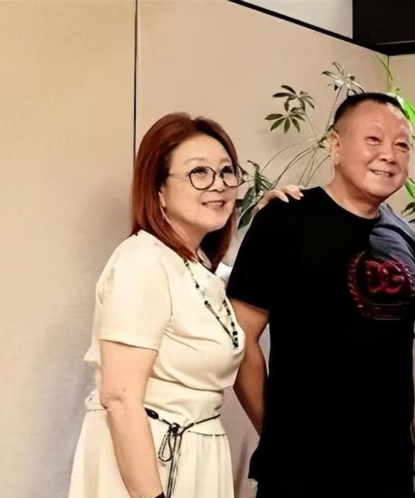 岳父68岁岳母65岁，早就在家过上了闲适的养老生活，而76岁的女婿张艺谋，却还在满世界跑着赶场拍戏。