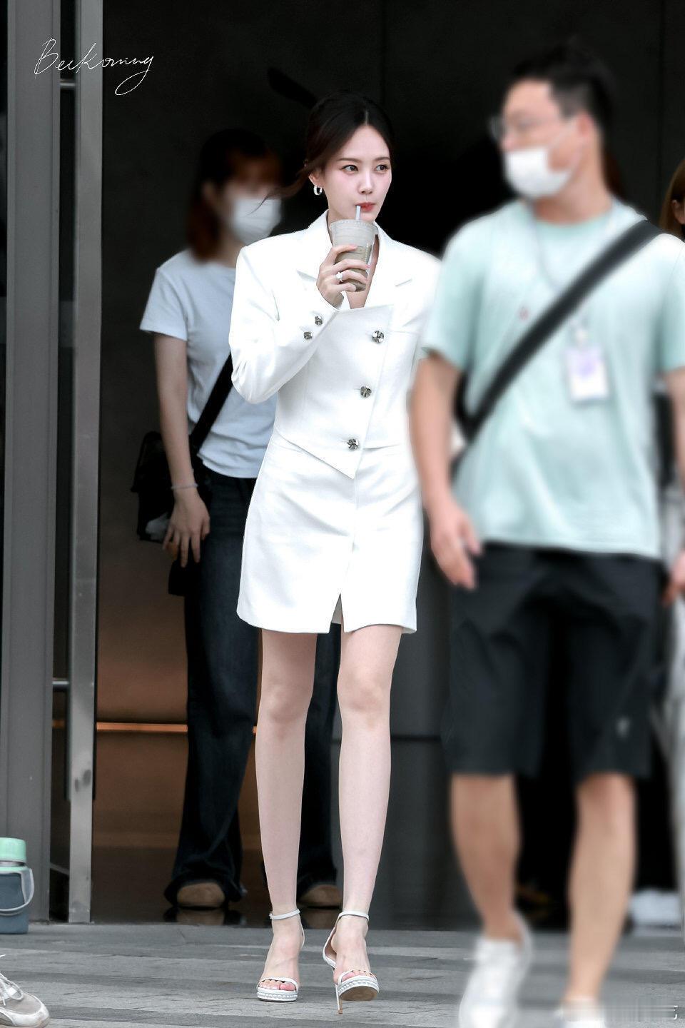 李一桐听妈妈的话深夜收工的李一桐也太操心了！见粉丝还在等，立刻开启“妈咪碎碎