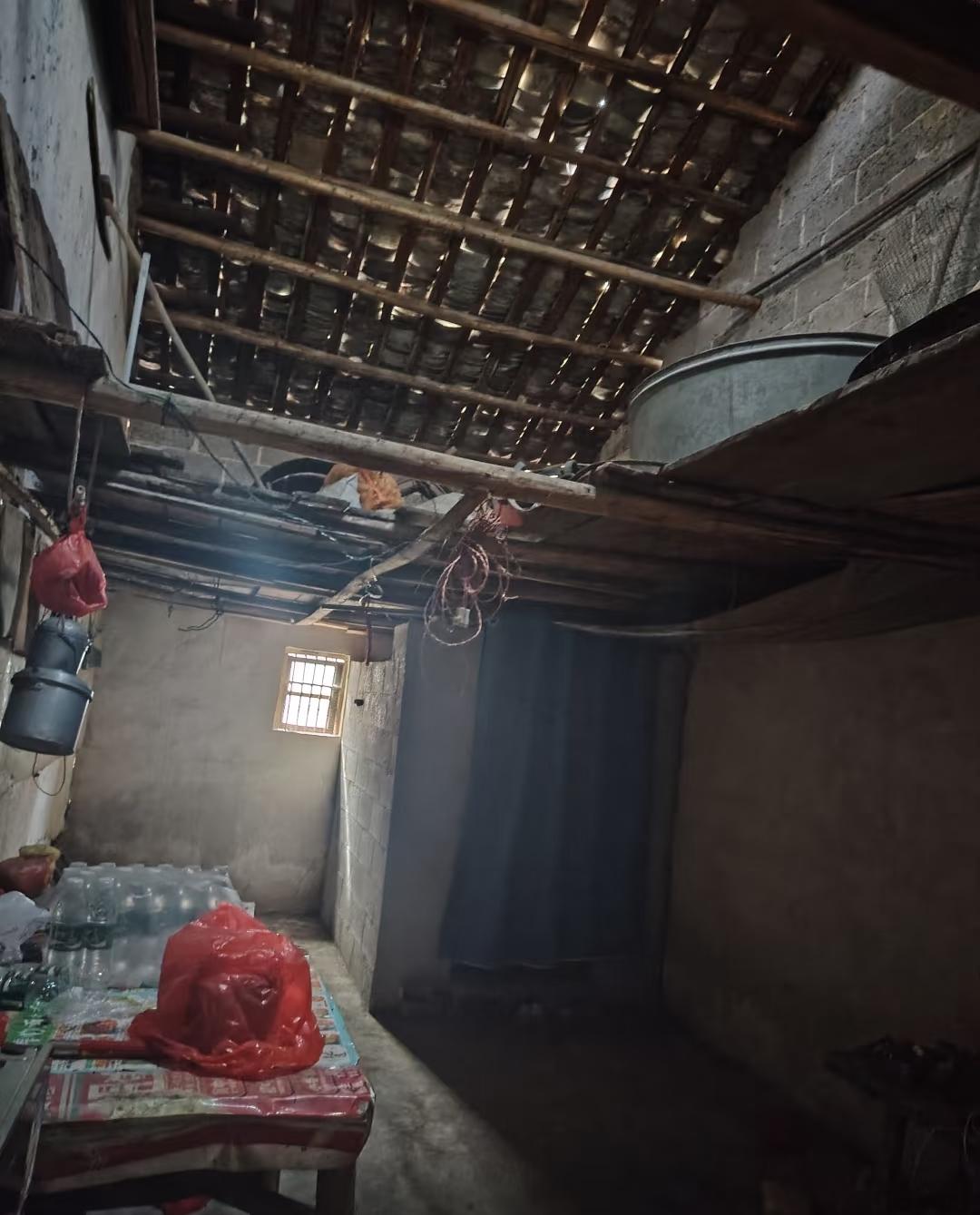 我厂一对夫妻真是超级节省，把钱看的比命还重要，每个月一发工资就把钱存起来，在我厂