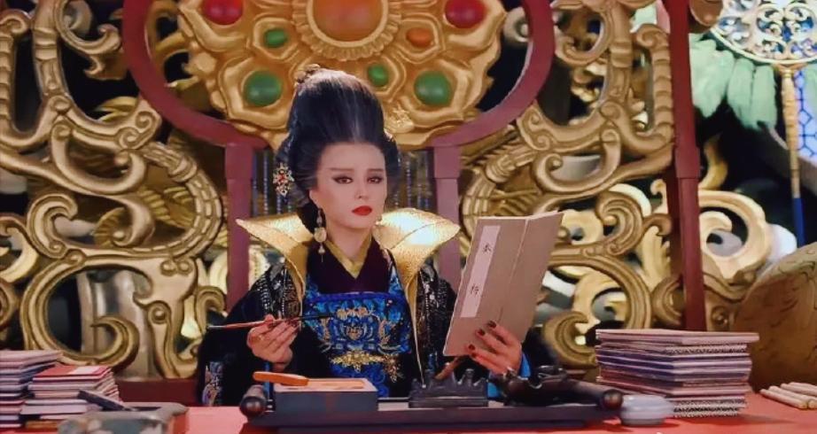 81岁武则天退位后，殿外有人急着劝张柬之“赶紧把武则天抓到太庙处决，别让她再像吕