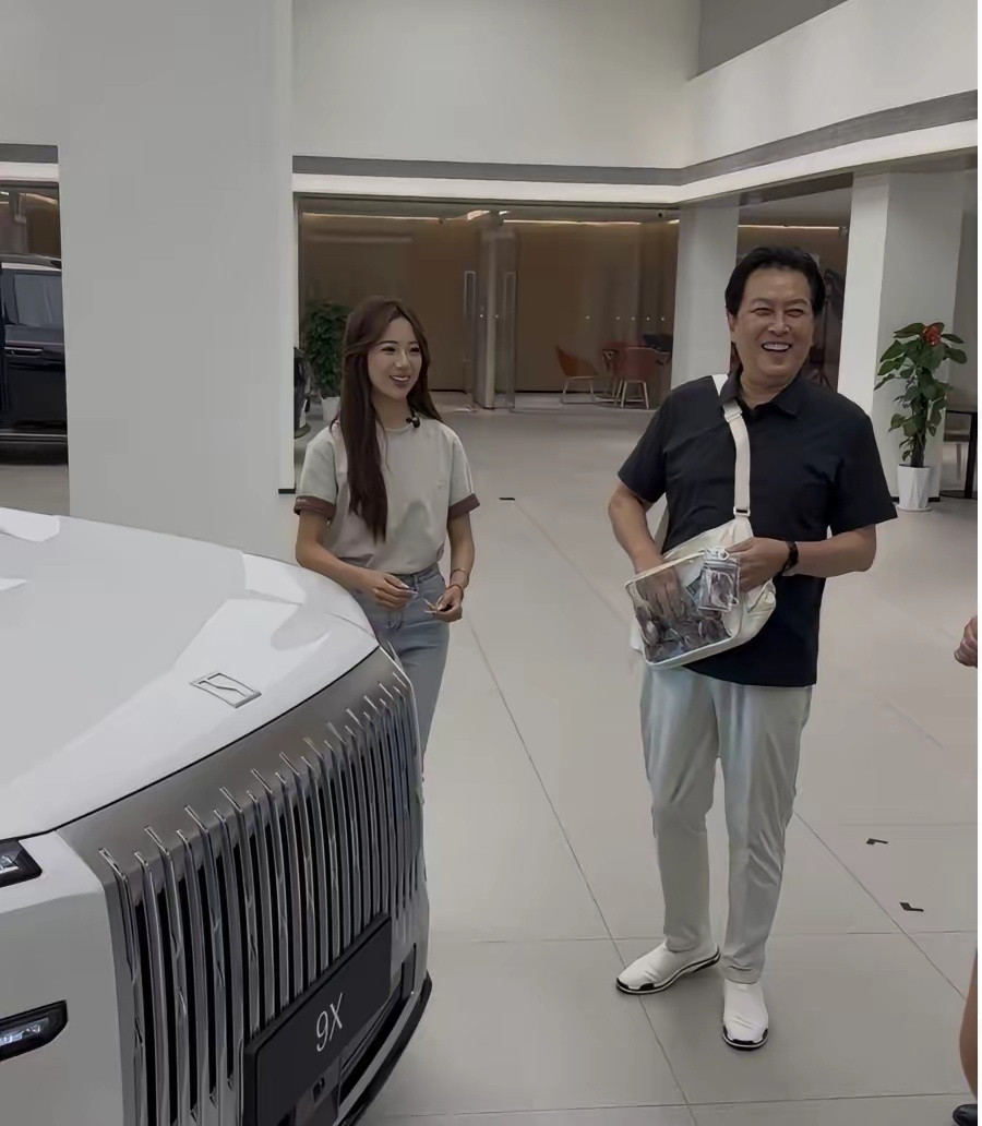 74岁唐国强现身北京一间4S店买豪车，他穿着一身休闲服，背着帆布包，一副退休老干