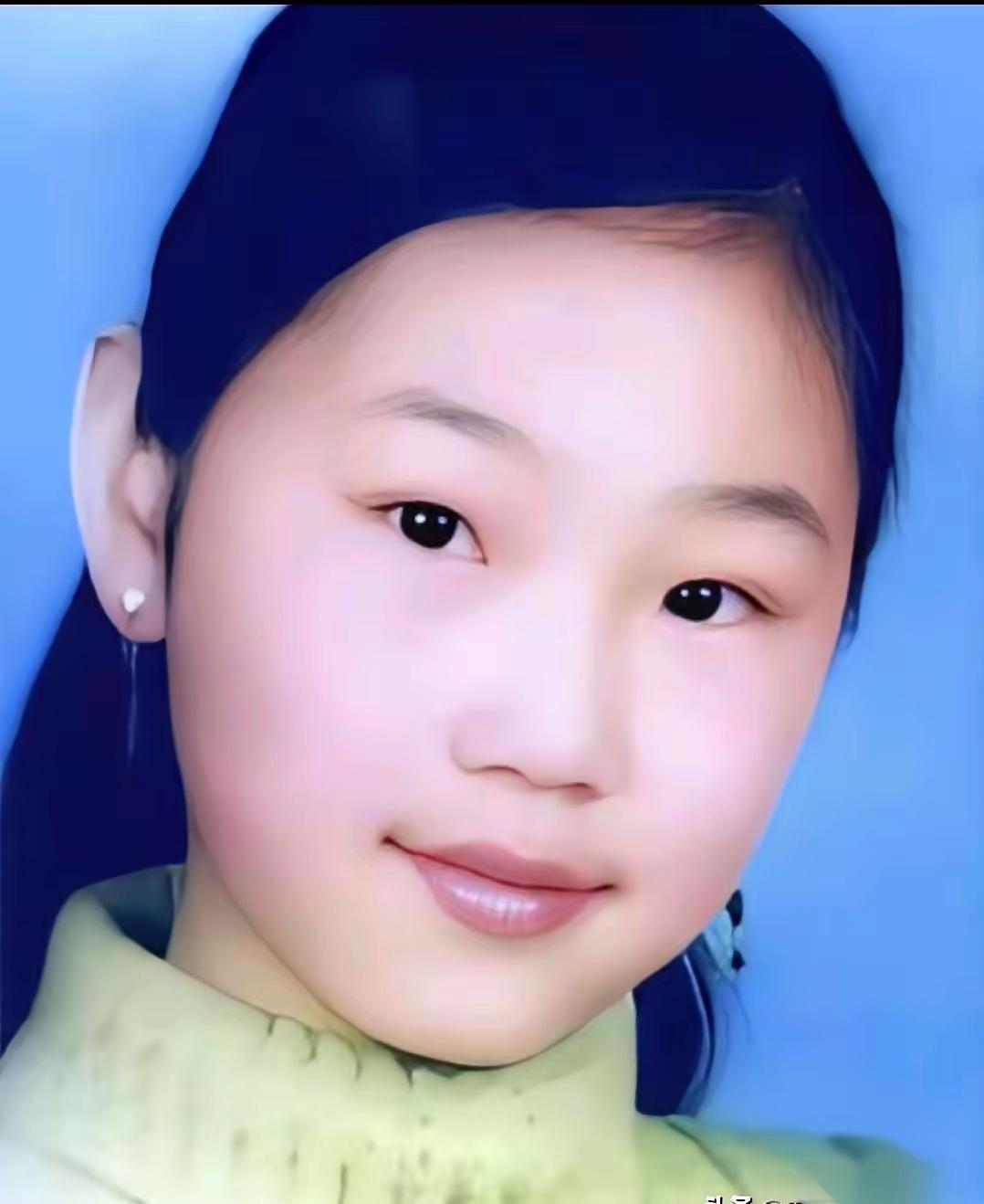 银川那个叫杜思思的女孩，15岁放学路上丢了。那件深蓝色的高领毛衣，是张丽亲
