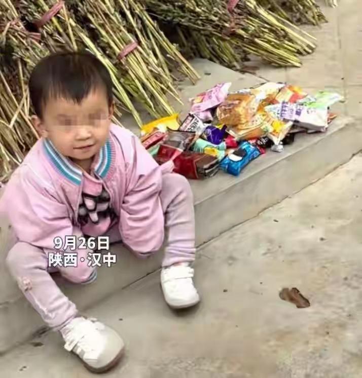 陕西理工新生拉练，偶遇村中独坐女童，投喂零食成小山网友评论：我小时候去爸爸