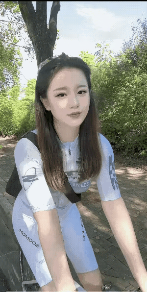 刷到过很多次这女孩的视频了，普通人无法企及，有钱人不屑一顾。哎，可惜了...