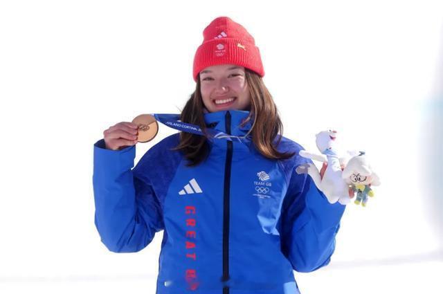 除了谷爱凌，这次u型场地获得铜牌的是同样出生在美国，也同样在斯坦福大学学习，并代