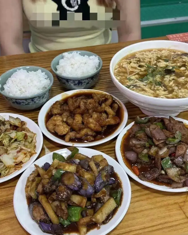 对面那身材，，请吃600都值。