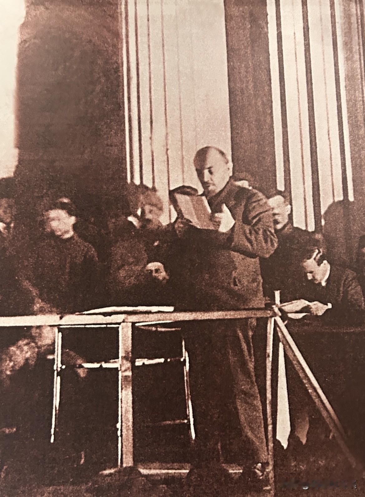 1921年3月，在莫斯科召开的俄共（布）第十次代表大会上，列宁正在为建立党内最高