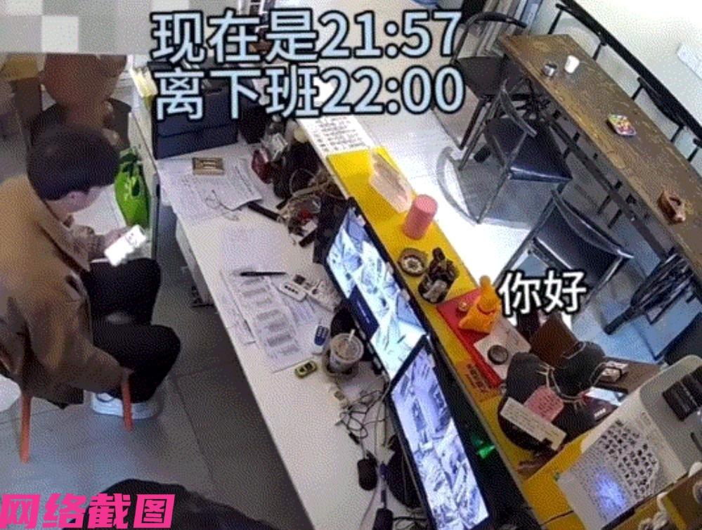 四川有家店铺晚十点打烊，两名店员看到马上是下班时间，于是准备下班。只是此刻还