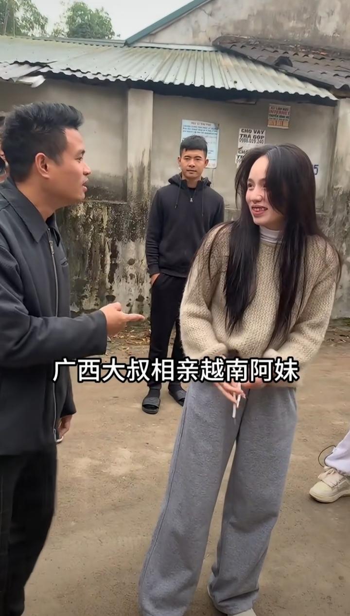 广西大叔去相亲越南阿妹，当场比一个手指出1亿越南盾彩礼，问越南阿妹嫁不嫁？直接给