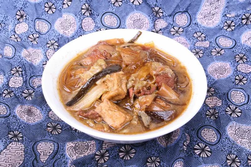 今天吃啥真是个世纪难题，不过我今儿下厨了，搞了个农家大炖菜。起锅烧油，先把青菜放