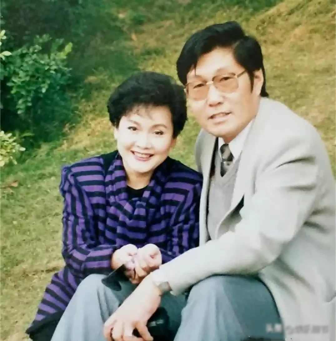 24岁的李谷一和金铁霖结婚后，又因为没有生育而离婚。二婚嫁给了开国元勋肖劲光的儿