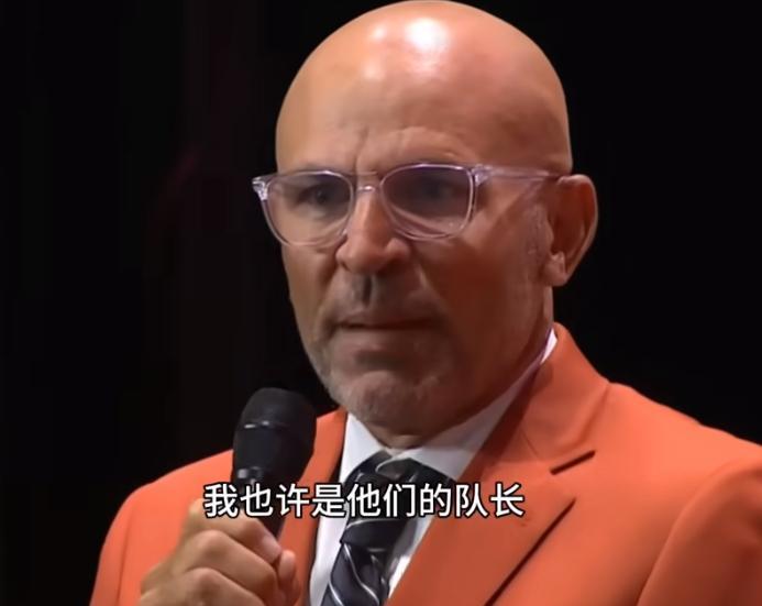 基德凡尔赛遭詹姆斯当场拆台！美国梦之队采访中，基德说：“我在队中的角色就是端茶
