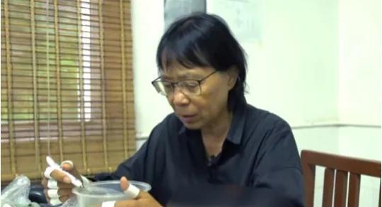 1995年，张桂梅丈夫去世。一天一位女老师摸了摸她的肚子，觉得她肚子鼓鼓的，像是