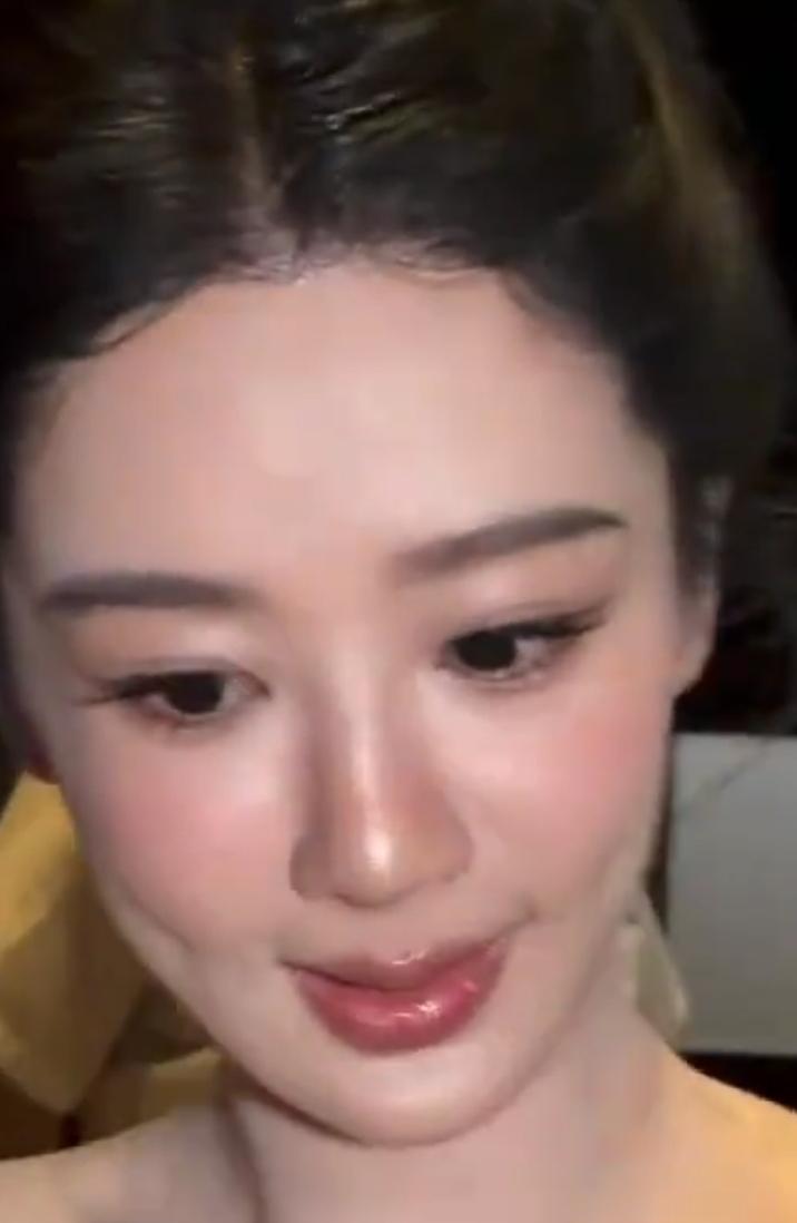 近日，杨紫现身巴黎时装周，其路透造型引发关注。在巴黎街头的路透图中，杨紫身着粉
