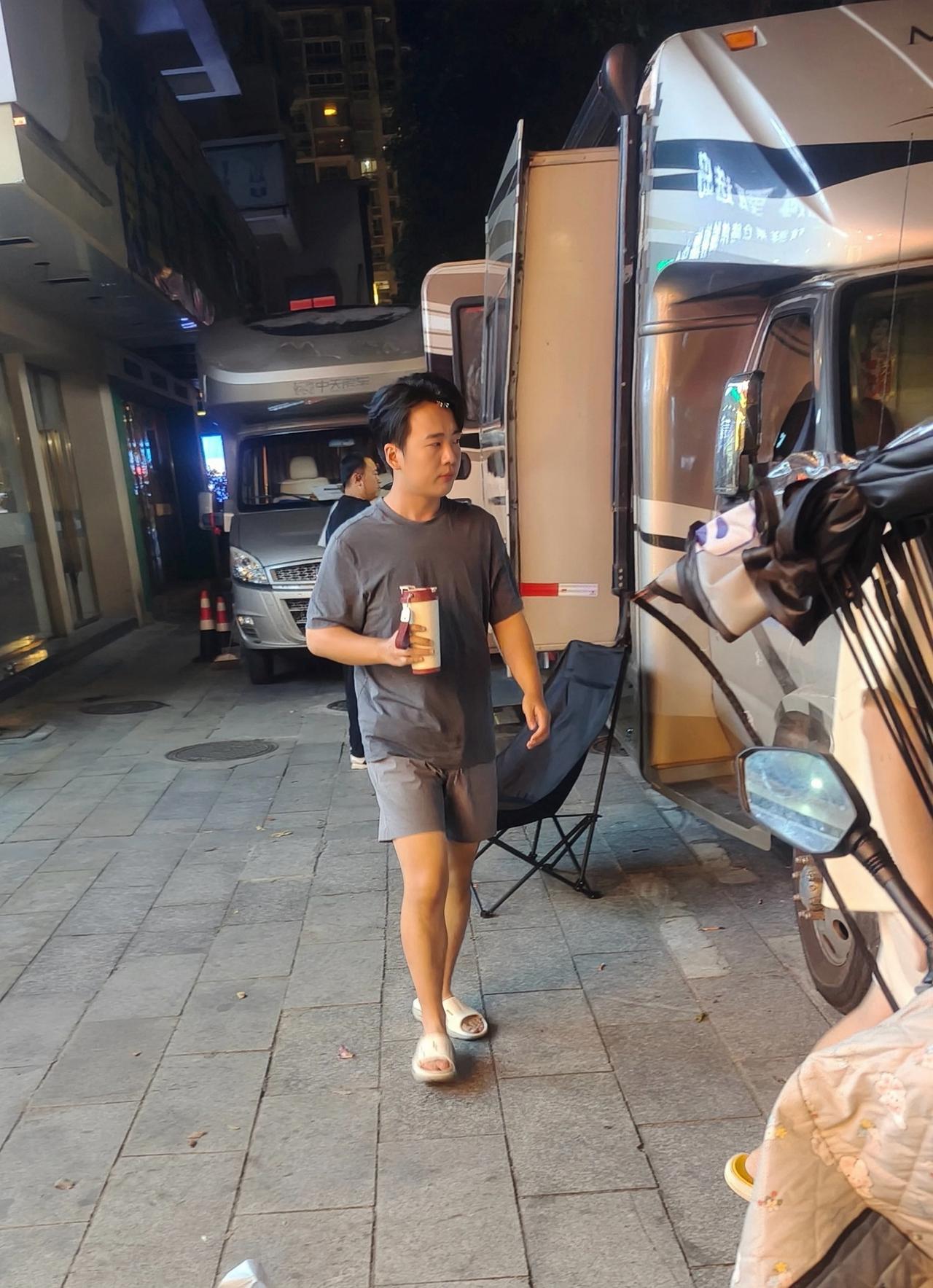 近日，有位网友在福建宁德偶遇郭麒麟，他在那边拍戏，这是一个人出来闲逛来了，好接地