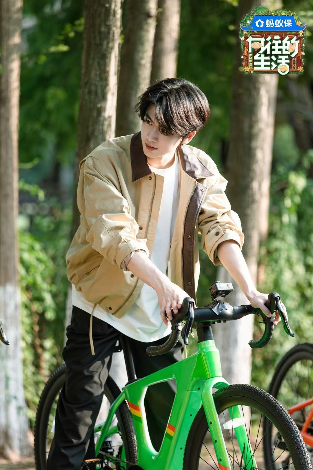 终于找到和张凌赫的共同点了！他在节目里自曝是扁头，可这惊人的发量和精致的五官，完