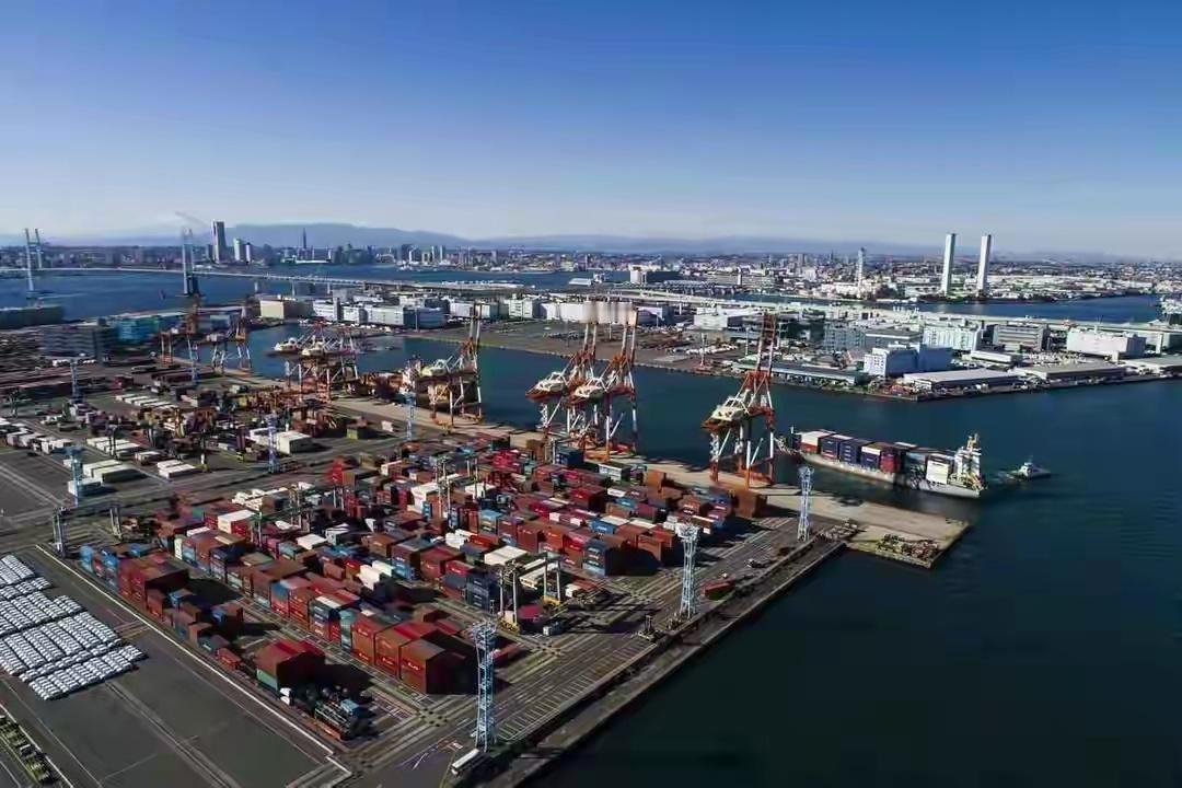 中国港口开征反制费，美企船队慌了，全球海运要变天？2025年10月14日，美国要