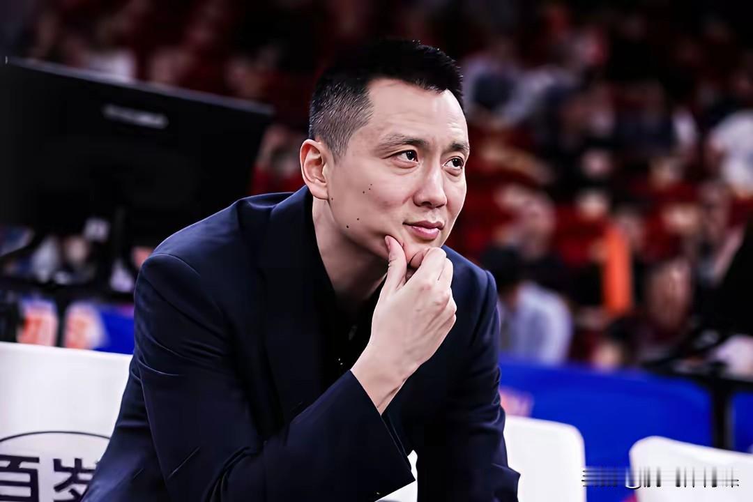 卢伟身背巨大压力！上海男篮时隔24年再次登上CBA的宝座，除了俱乐部不断地加