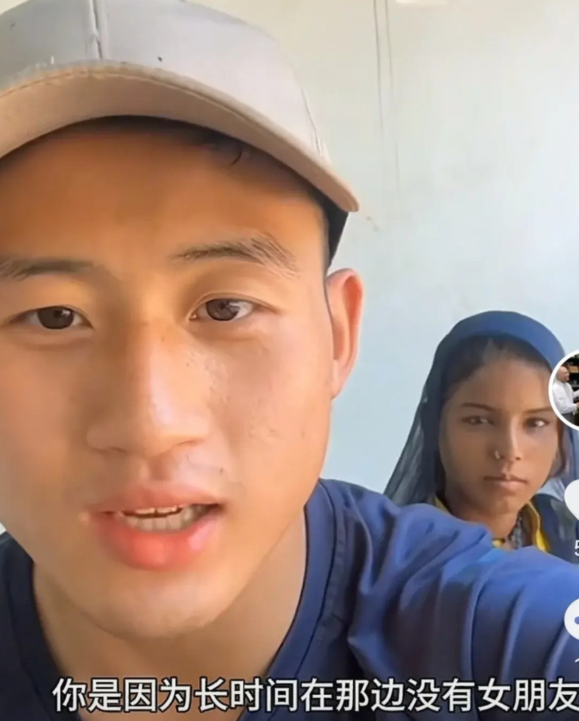 星光村妙叔相中了体育老师小龙，要把自己的女儿嫁给他，妙叔找到小飞说了自己的想法。